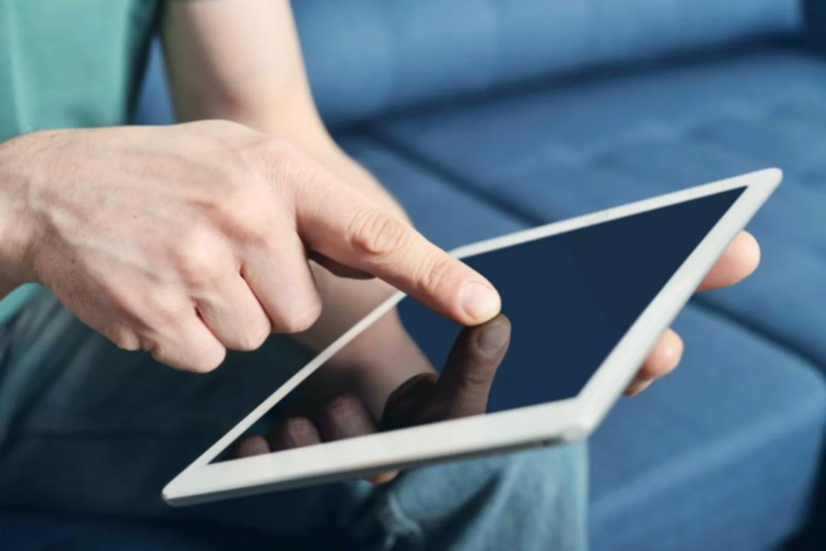 Étudiant participant à une session en ligne d'apprentissage des méthodes budgétaires